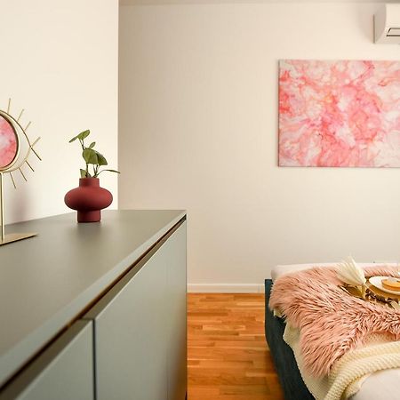 Eye Candy Romexpo 2-Bedroom With Free Parking Bukarest Eksteriør billede